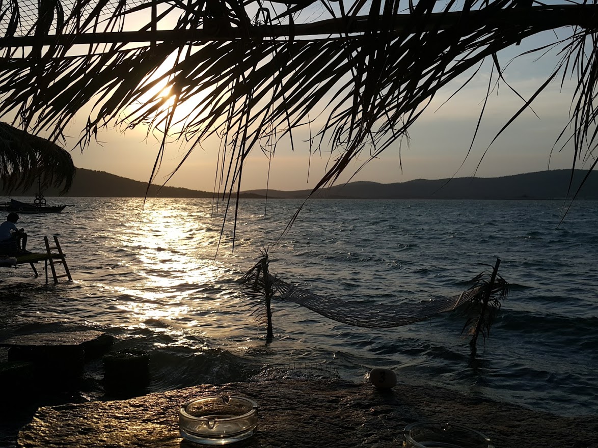 Ayvalik beachbar warten auf  Griechenland