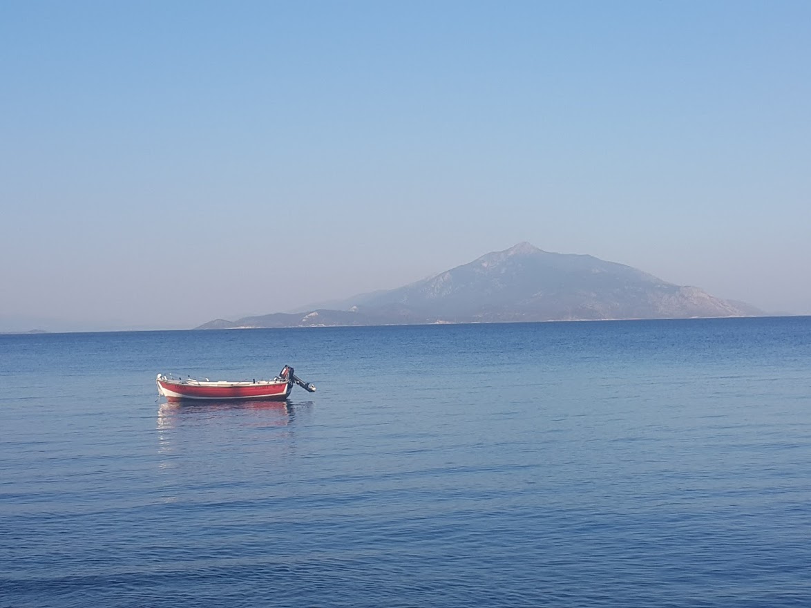 Ireon das Wasser blau und ruhig