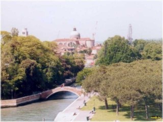 Kanal in Venedig mit schöner Brücke