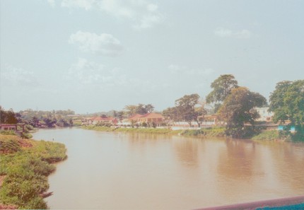 blick von der brücke auf den fluss